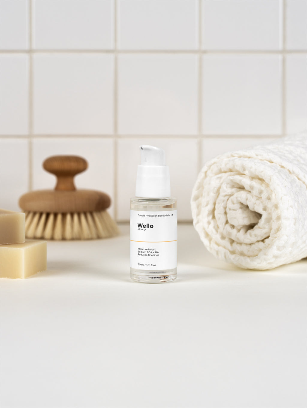 Application du gel hydratant repulpant Double Hydration Boost sur peau humide
